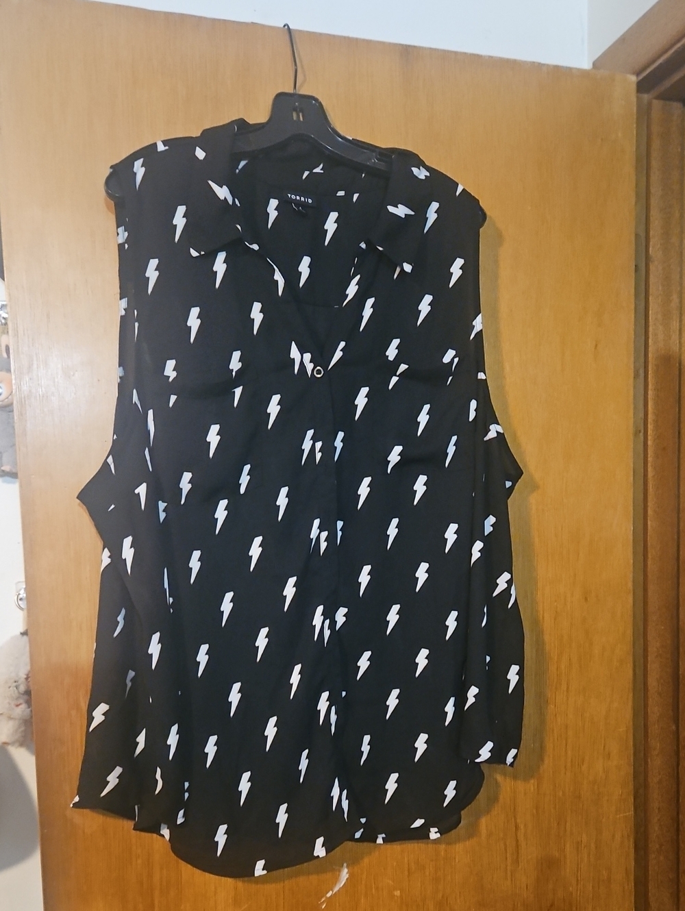 Torrid Black Sleeveless Lightning Bolt Button-Up Blouse - Size 4